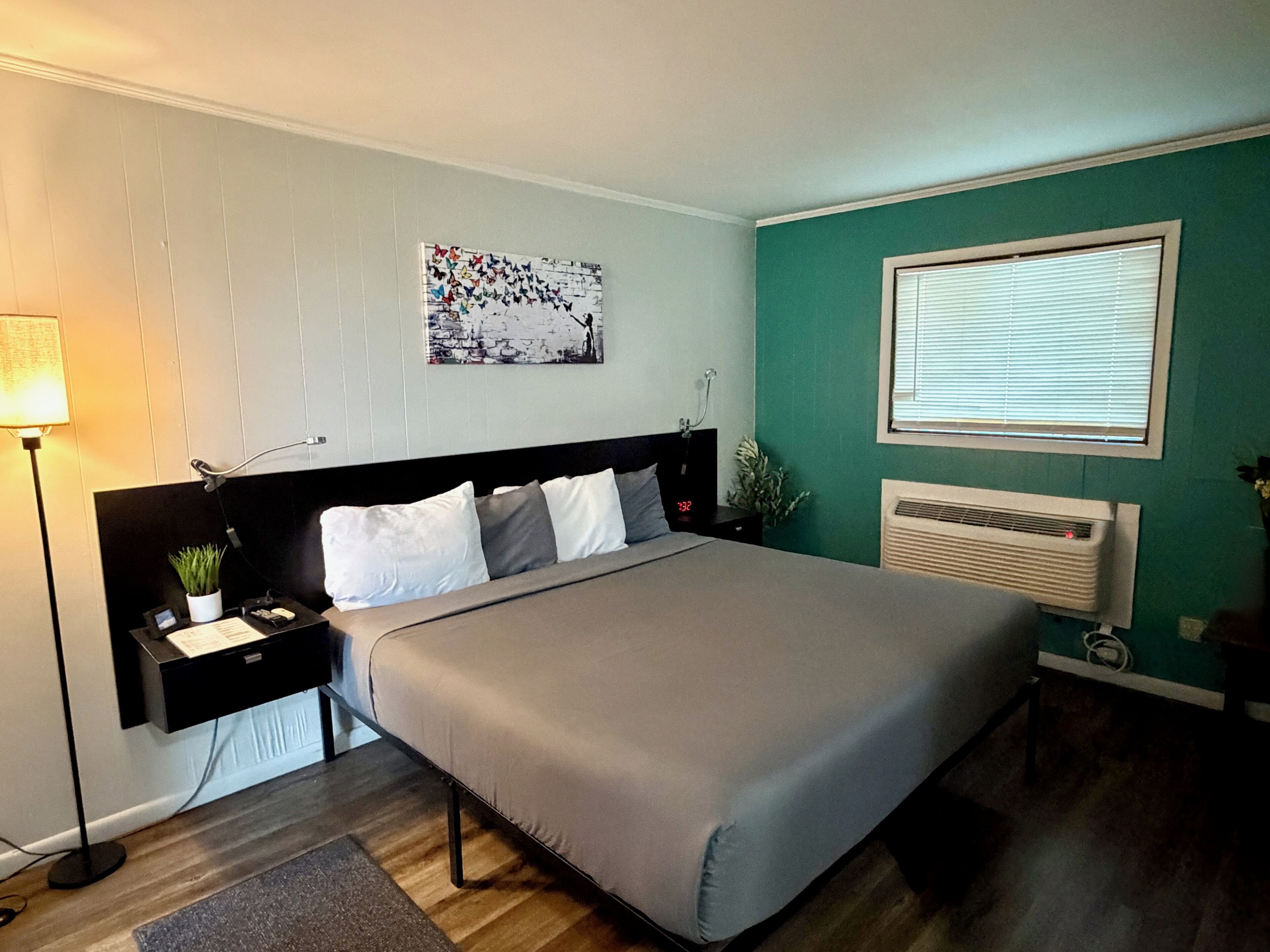 Gallery Room | Free WiFi, bed sheets