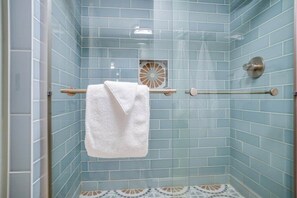 Een douche, handdoeken