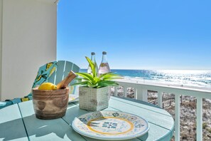 Outdoor dining - Sublime Luxe Retreat + Free Beach Service (Fort Walton Beach)
