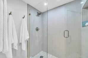 Shower, towels - Sola Azul | Gulf-Front Luxe + Beach Service (Fort Walton Beach)
