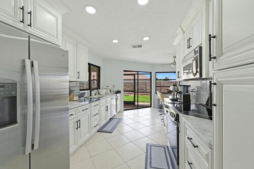 4 bdrm house, pet friendly with fenced back yard, updated in quiet neighborhood