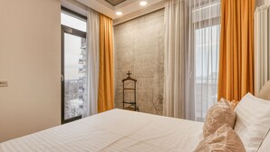 A bedroom with a bed, curtains, a radiator, and a view of buildings. - Soothing 1-bedroom apartment in Floreasca, București (București)