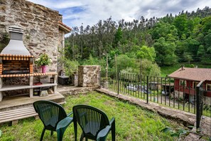 Outdoor dining - Holiday Home Cayado in Asturias with Terrace and Barbecue (Agüera Baxu)