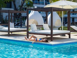 4 piscinas externas, barracas de cortesia, espreguiçadeiras