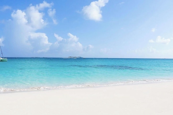 Plage privée, cabines gratuites, serviettes de plage, bar de plage