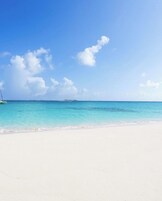 Playa privada, camas de playa gratis, toallas de playa, bar en la playa