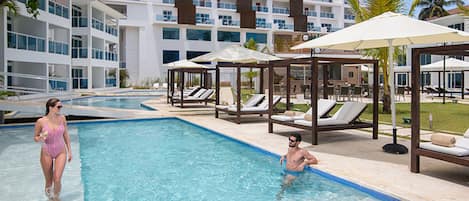 4 outdoor pools, free cabanas, sun loungers