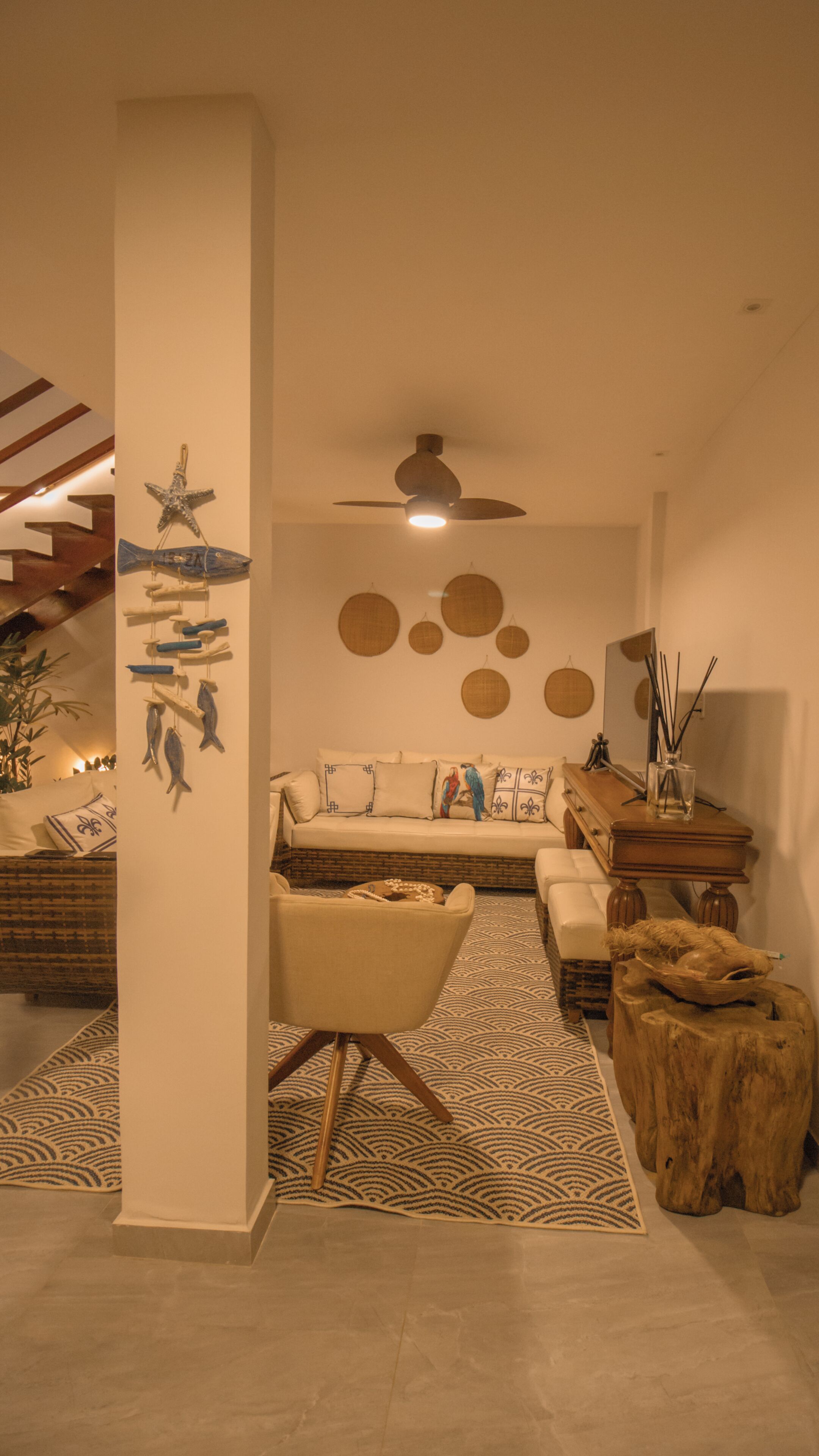 Een moderne woonkamer met een bank, salontafel en decoratieve muurkunst.