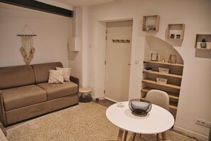 TV - Studio Apartment 'Centre Historique Beaucaire' with Wi-Fi (Beaucaire)