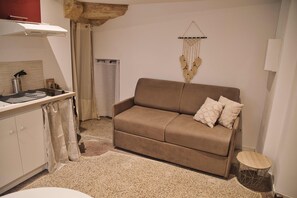 Living area - Studio Apartment 'Centre Historique Beaucaire' with Wi-Fi (Beaucaire)
