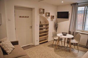 TV - Studio Apartment 'Centre Historique Beaucaire' with Wi-Fi (Beaucaire)