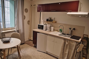 Refrigerador, microondas, placa de cocina, cafetera/tetera