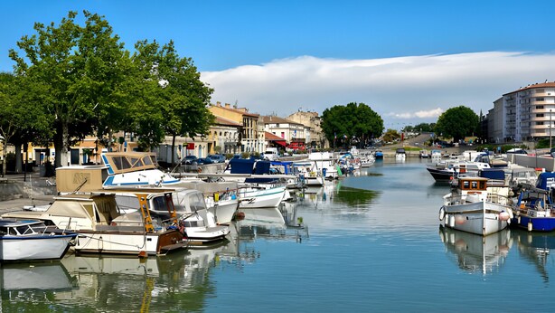 A canal lined with boats and buildings. - Studio Apartment 'Centre Historique Beaucaire' with Wi-Fi (Beaucaire)