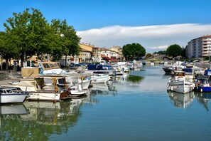 Un canal flanquejat per vaixells i edificis.