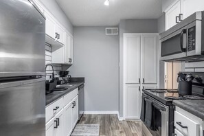Refrigerador, microondas, horno, placa de cocina