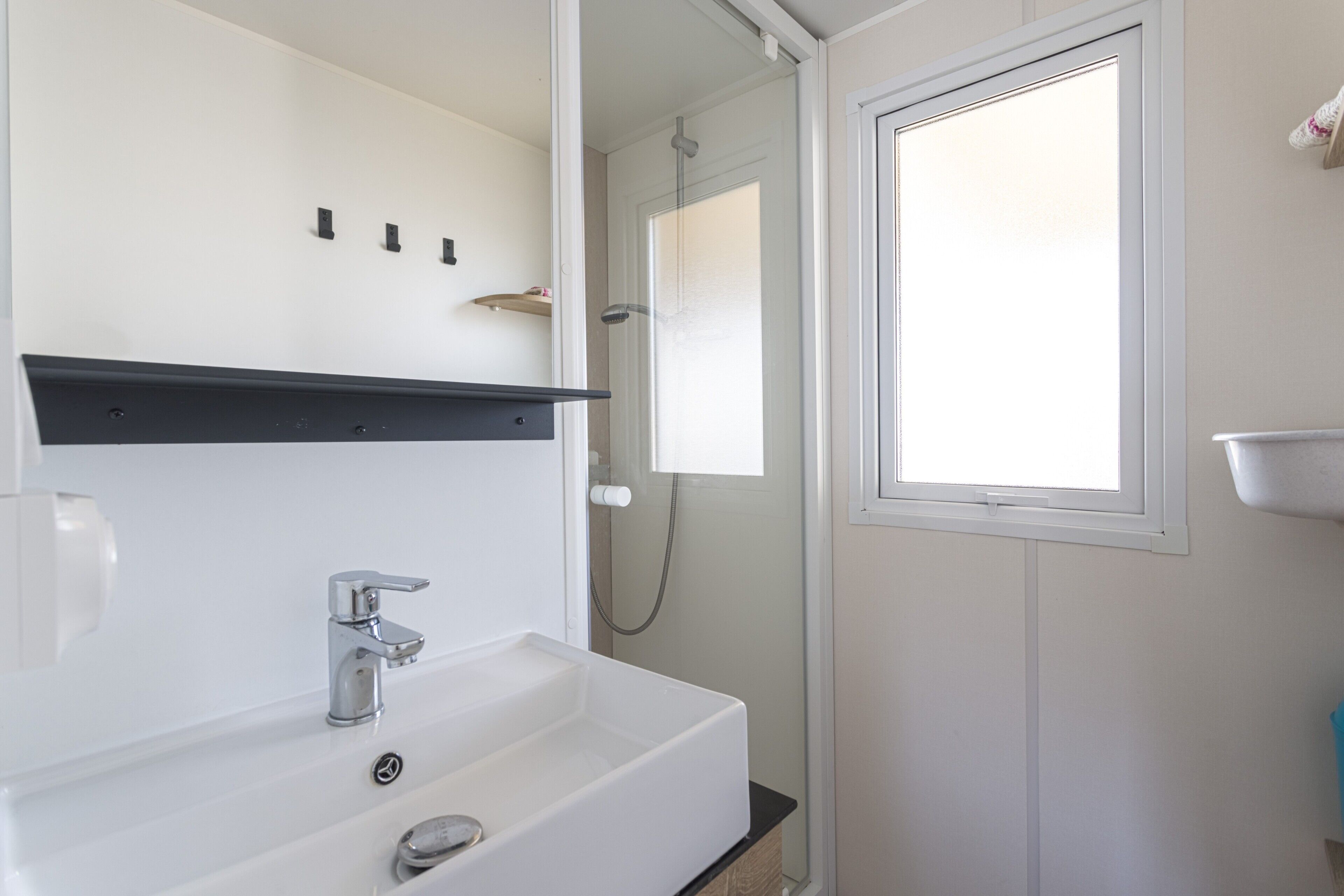 Douche, séchoir à cheveux, serviettes fournies