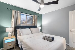 Desk, iron/ironing board, WiFi, bed sheets - 3 Min Walk to AT&T | 2BR | Parking + Pets + Gym (Arlington)