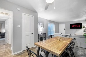 Dining - 3 Min Walk to AT&T | 2BR | Parking + Pets + Gym (Arlington)