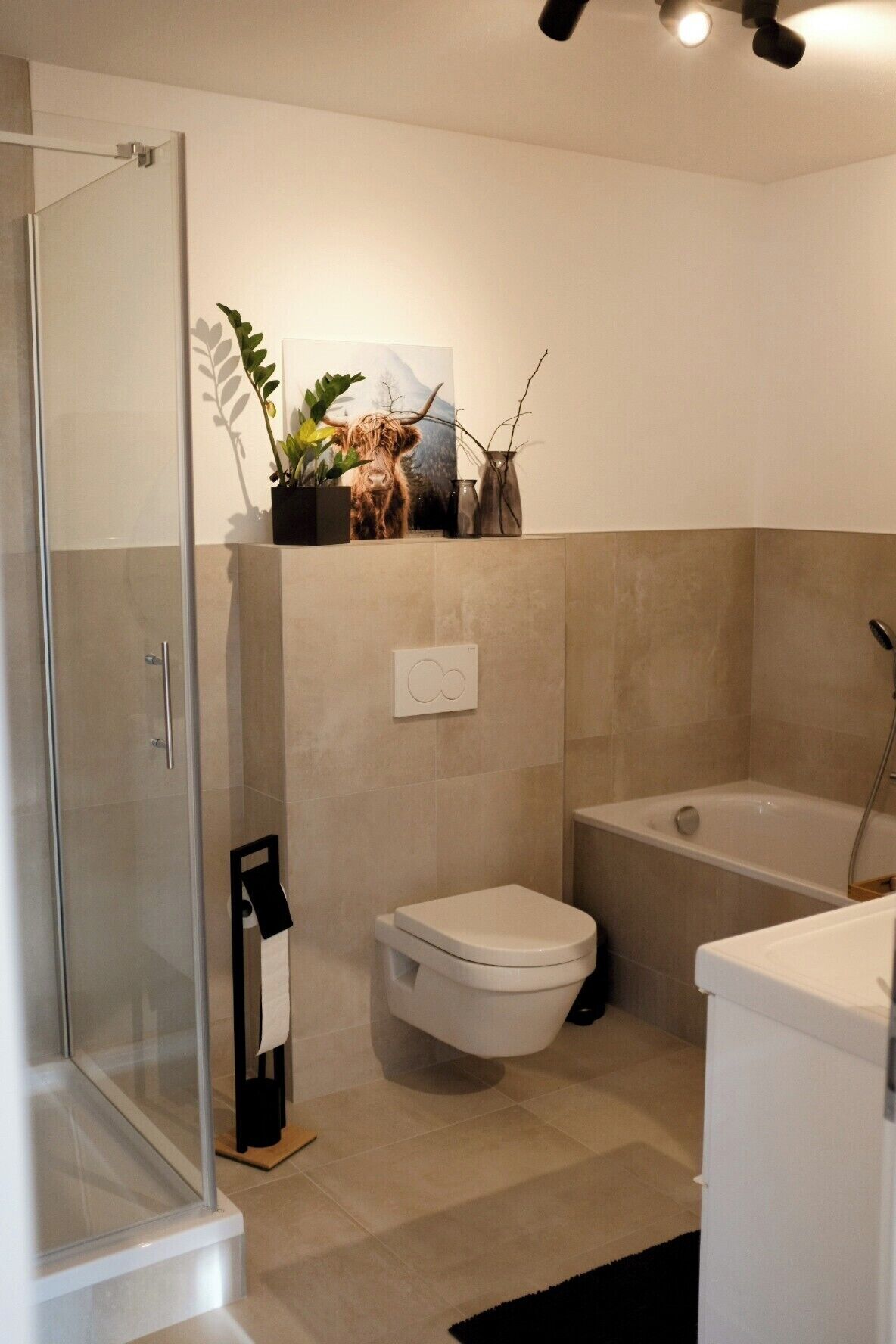 Haartrockner, Handtücher, Seife, Toilettenpapier