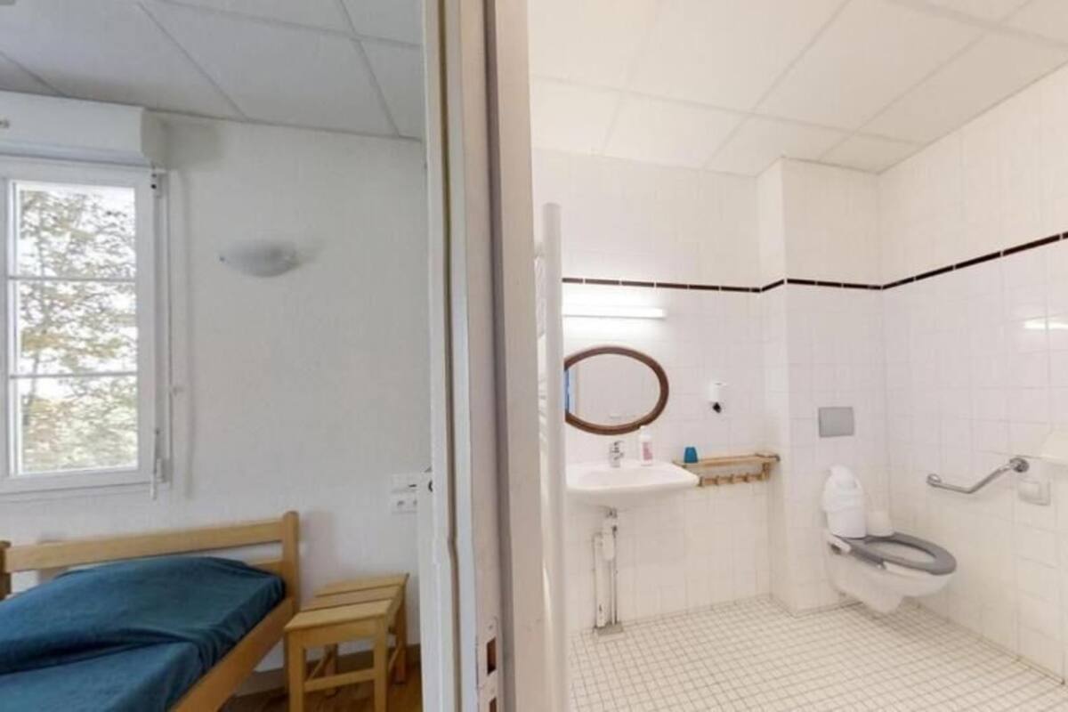 Neljän hengen classic-huone, useita sänkyjä, esteetön liikuntarajoitteisille, näköala puutarhaan | Kylpyhuone