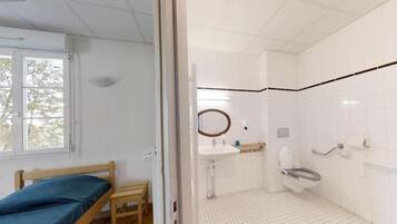 Quadrupla Classic, letti multipli, accesso in sedia a rotelle, vista giardino | Bagno