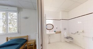Classic Dört Kişilik Oda, Birden Çok Yatak, fiziksel engellilere uygun, Bahçe Manzaralı | Banyo