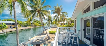 Green Turtle Oasis: 4BR Canal Front Home, Pool, Dockage, Outdoor Dining & Pets