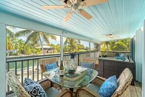 Outdoor dining - Green Turtle Oasis: 4BR Canal Front Home, Pool, Dockage, Outdoor Dining & Pets (Sugarloaf Key)