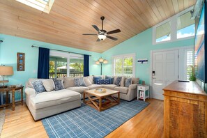 Smart TV - Green Turtle Oasis: 4BR Canal Front Home, Pool, Dockage, Outdoor Dining & Pets (Sugarloaf Key)