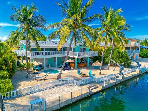 Green Turtle Oasis: 4BR Canal Front Home, Pool, Dockage, Outdoor Dining & Pets