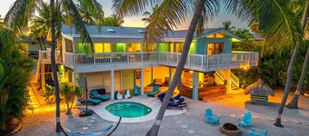 Green Turtle Oasis: 4BR Canal Front Home, Pool, Dockage, Outdoor Dining & Pets