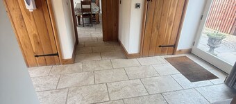 Oakleigh barn Cosy Spacious Sleeps 8/9
Hot Tu Close To Great PubNear Buy.