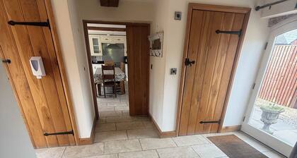 Cosy Barn Sleeps 9 Hot Tub Close To Great Pub