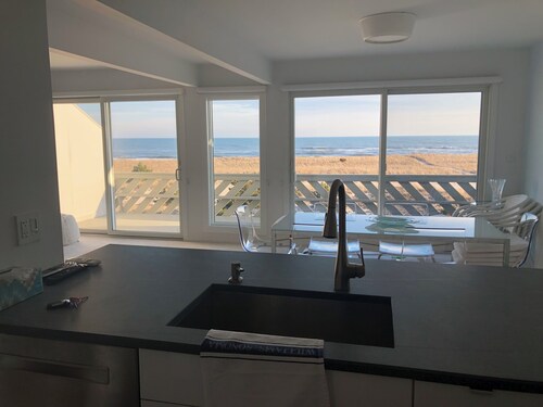 Oceanfront 2-bedroom condo with AC in Westhampton Beach