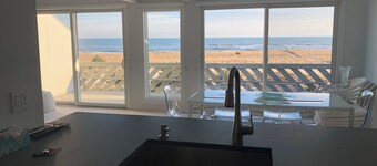 Oceanfront 2-bedroom condo with AC in Westhampton Beach