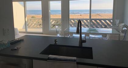 Oceanfront 2-bedroom condo with AC in Westhampton Beach