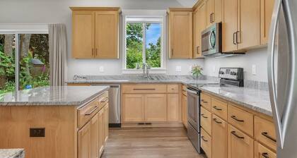 Modern Astoria Homestay Water Views + Garden