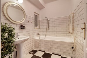 Bathroom - Cozy 1-bedroom apartment in the City Center in București (București)