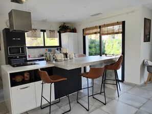 Private kitchen - Holiday Home Les Garrigues with Private Pool, Wi-Fi, and Air Conditioning (Treilles)