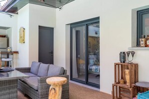 Property grounds - Holiday Home Les Garrigues with Private Pool, Wi-Fi, and Air Conditioning (Treilles)