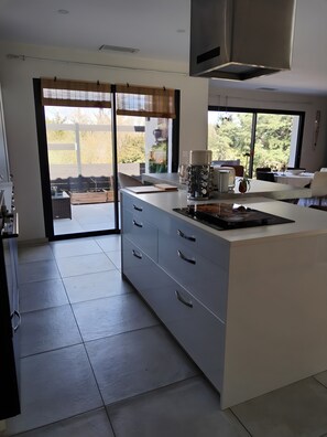 Geladeira, micro-ondas, fogão, cooktop