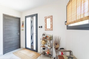 Interior - Holiday Home Les Garrigues with Private Pool, Wi-Fi, and Air Conditioning (Treilles)