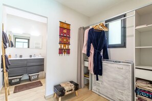 Interior - Holiday Home Les Garrigues with Private Pool, Wi-Fi, and Air Conditioning (Treilles)