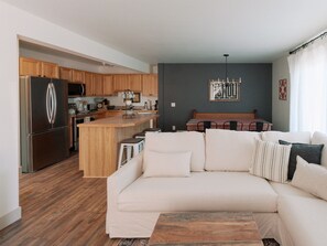 Living area - New Listing! 3 bedroom, no steps, 25 mins to GNP (Columbia Falls)