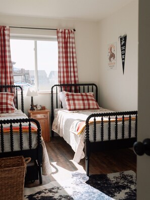 3 bedrooms, desk, free WiFi, bed sheets - New Listing! Newly remodeled condo near Glacier, 3 bedrooms and 2 bathrooms. (Columbia Falls)