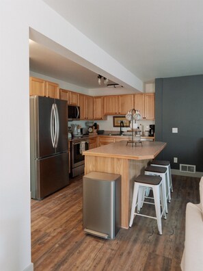 Private kitchen - New Listing! 3 bedroom, no steps, 25 mins to GNP (Columbia Falls)