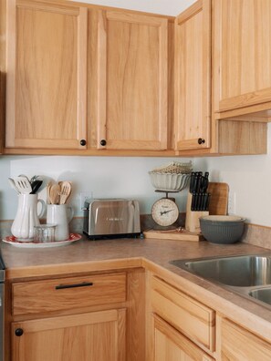 Fridge, microwave, oven, stovetop - New Listing! Newly remodeled condo near Glacier, 3 bedrooms and 2 bathrooms. (Columbia Falls)