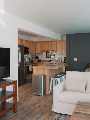 Living area - New Listing! 3 bedroom, no steps, 25 mins to GNP (Columbia Falls)
