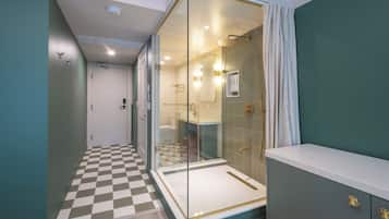 Superior Double Room | Bathroom | Shower, hair dryer, towels, soap