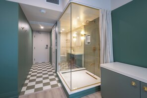 Habitación doble superior, vista a la ciudad | Baño | Regadera, secadora de cabello, toallas, jabón 